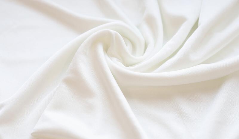Rêves drapés : Explorer le monde des tissus exquis pour robes de mariée